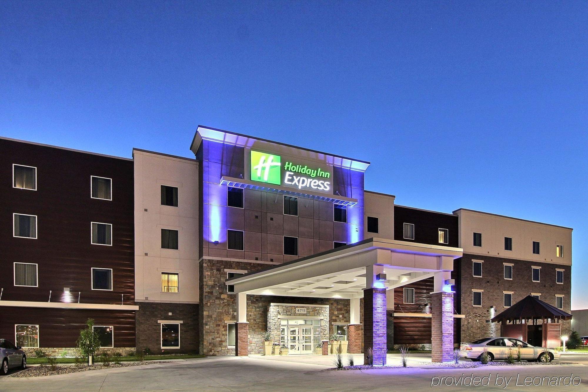 Holiday Inn Express Fargo Sw I94 Medical Center, An Ihg Hotel Exterior photo